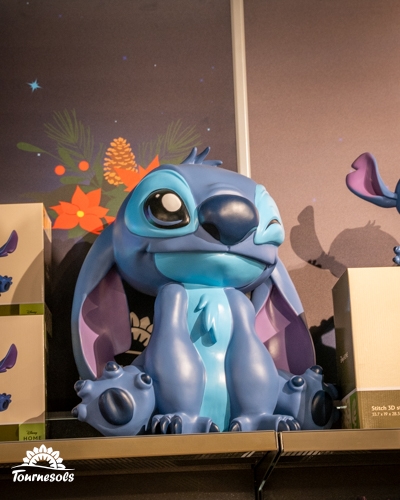 Figurine de Stitch en magasin chez Tournesols pour Noël.